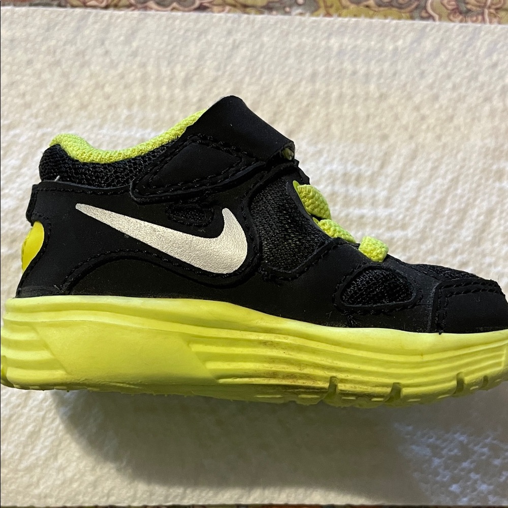 Nike Sneakers Kids 2.5C Black and Neon Yellow Low-Top